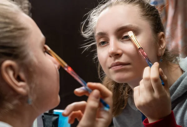 Tiener Meisje Van Toepassing Make Thuis — Stockfoto