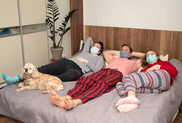 Conceito Saúde Família Doente Máscaras Protetoras Deitada Cama Casa — Fotografia de Stock