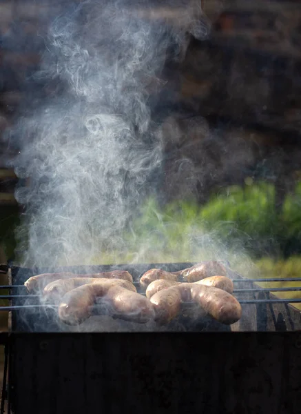 Grillowane Kiełbaski Grillu Dymem Zewnątrz — Zdjęcie stockowe