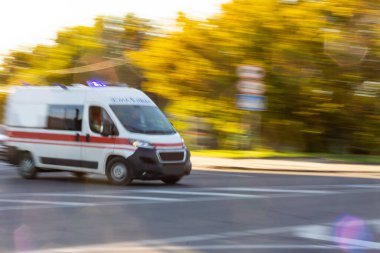 Yolda ilerleyen bir ambulans var. Kasıtlı hareket bulanıklığı. Odaklanmamış resim