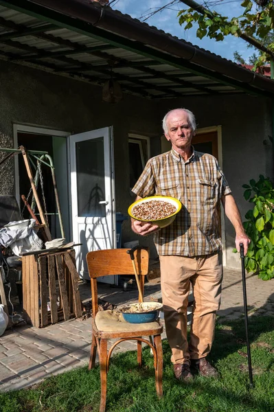 Senior Farmer Holding Bowl Kidney Beans Outdoors — Stock Photo, Image