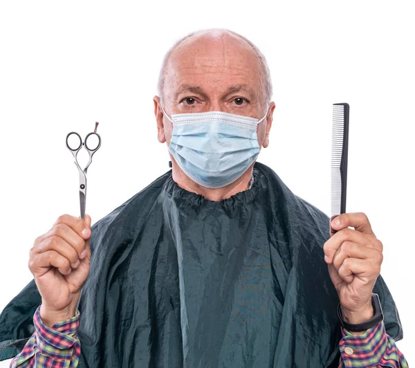 Hombre Mayor Con Mascarilla Protectora Sosteniendo Tijeras Peine Sobre Fondo —  Fotos de Stock