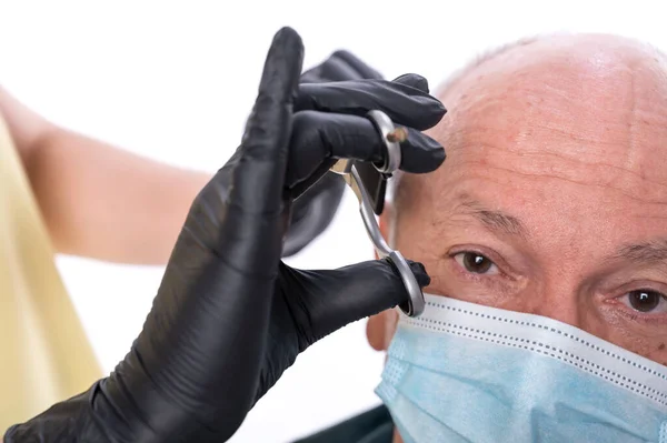 Närbild Bild Senior Man Skyddande Ansiktsmask Frisör Shop Barber Klippa — Stockfoto