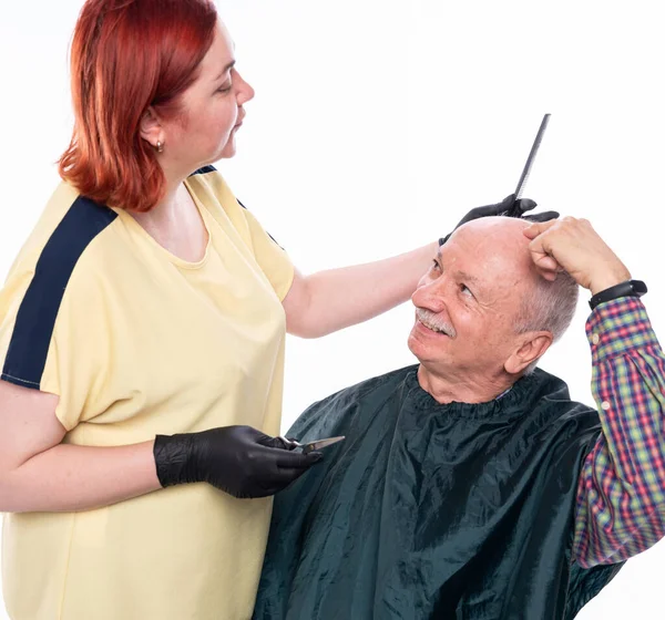 Vrouw Kapper Knippen Haar Naar Een Senior Man Witte Achtergrond — Stockfoto