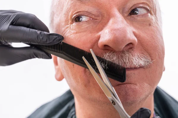 Senior Man Mustasch Grooming Process Över Vit Bakgrund — Stockfoto