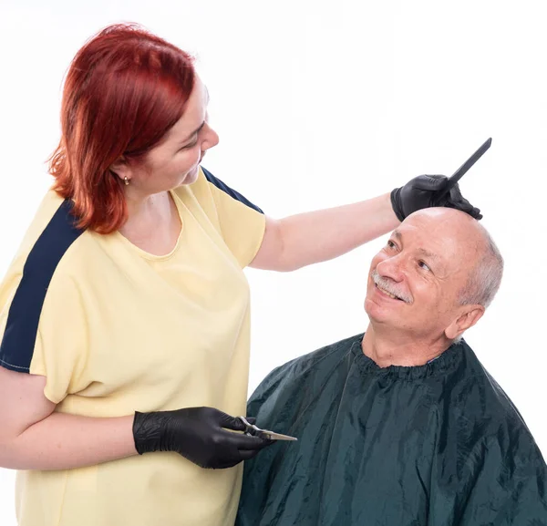 Vrouw Kapper Knippen Haar Naar Een Senior Man Witte Achtergrond — Stockfoto