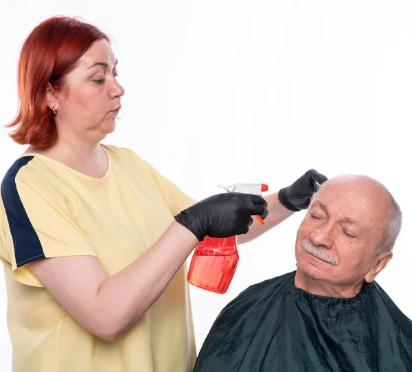 Senior Man Krijgt Een Knipbeurt Witte Achtergrond Vrouw Nat Haar — Stockfoto