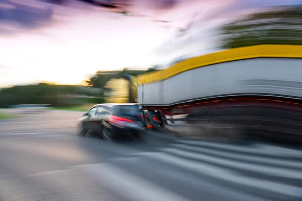 Peligrosa Situación Tráfico Ciudad Con Coche Camión Desenfoque Movimiento Imagen — Foto de Stock