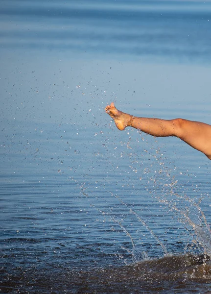 Girls Foot Splashes Seawater Sunny Summer Day Woman Leg Background — Stock Photo, Image