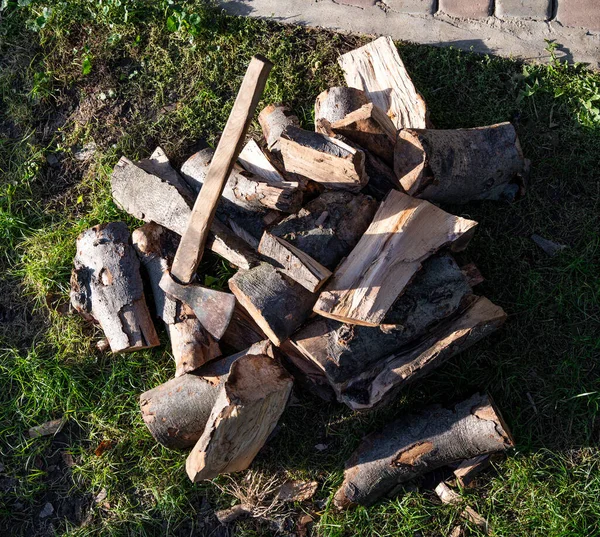 一把斧头和一堆劈开的木头在外面 — 图库照片