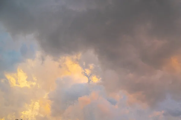 Środowisko Naturalne Dramatyczne Chmury Niebie — Zdjęcie stockowe