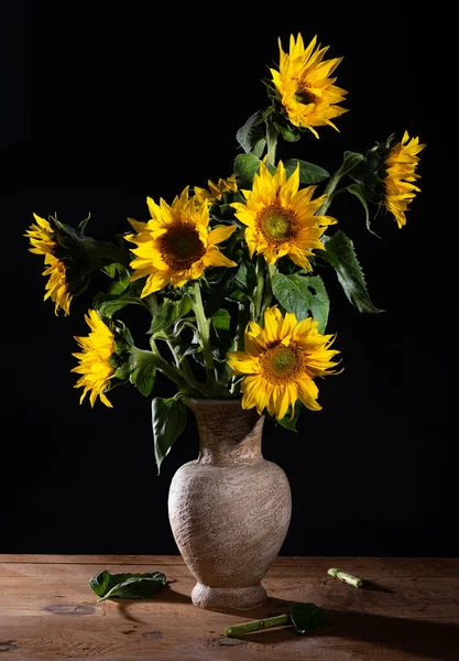 Schöner Strauß Sonnenblumen Der Vase Auf Einem Holztisch Herbststilleben — Stockfoto