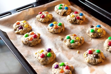 Evde birlikte yemek pişirmek. Kal ve güvende ol. İzolasyon. Renkli haplarla ev yapımı kurabiye yap.