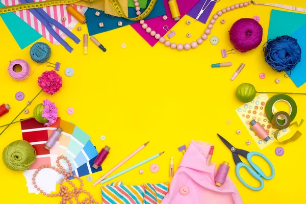 Morre. Fontes de artesanato multicolorido e ferramenta no fundo amarelo. Passatempo predileto de mulheres - costura, bordado, ofício sentido, scrapbooking. Espaço de cópia . — Fotografia de Stock