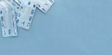 Mavi arka planda boş tablet paketleri. Tıbbi, çevresel konsept. Sağlık terapisi. Salgın, salgın, aşı..