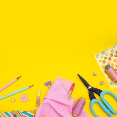 Diy. Sarı arka planda çok renkli araç gereç ve araç gereç var. Kadınların hobisi - dikiş, nakış, keçeli kalem, koleksiyon defteri. Uzayı kopyala Kare biçimi
