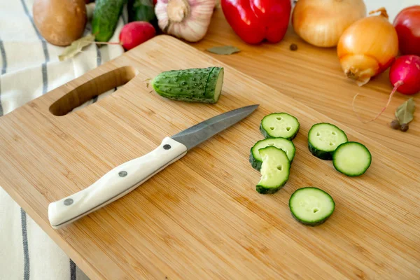 https://st4.depositphotos.com/19129450/38702/i/450/depositphotos_387020730-stock-photo-healthy-nutrition-salad-preparing-concept.jpg
