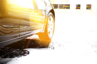 Araba yıkama afişi fotokopi alanı. Yüksek basınçlı su kullanarak arabayı temizlemek. Temassız oto yıkama, konsept dezenfeksiyon ve antiseptik temizlik. Rusya, Rostov-on-Don 't 06.12.2020