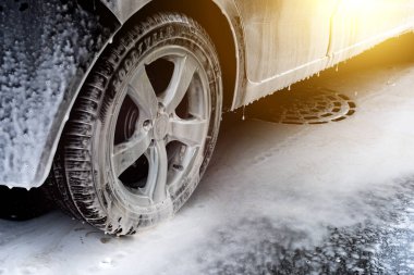 Araba yıkama. Yüksek basınçlı su kullanarak arabayı temizlemek. Temassız oto yıkama, konsept dezenfeksiyon ve antiseptik temizlik. Rusya, Rostov-on-Don 't 06.12.2020