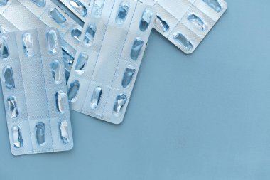 Mavi arka planda boş tablet paketleri. Tıbbi, çevresel konsept. Sağlık terapisi. Salgın, salgın, aşı..