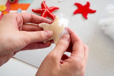 DIY talimatı. Adım adım özel ders. Yaz dekoru yapmak - keçeden yapılmış deniz yıldızlarından yapılmış halat çelengi. El aletleri ve malzemeler. 4. Adım