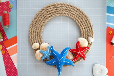 DIY talimatı. Adım adım özel ders. Yaz dekoru yapmak - keçeden yapılmış deniz yıldızlarından yapılmış halat çelengi. El aletleri ve malzemeler. Adım 7 - Son