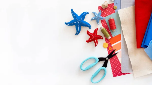 DIY instruction. Step by step tutorial. Making Summer decor - wreath of rope with sea stars made of felt. Craft tools and supplies — Stock Photo, Image