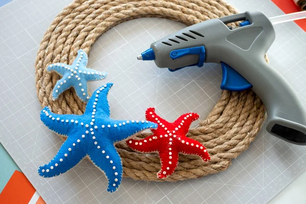 DIY instruction. Step by step tutorial. Making Summer decor - wreath of rope with sea stars made of felt. Craft tools and supplies. Step 6 — Stock Photo, Image