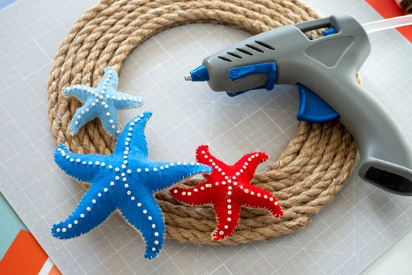 DIY instructie. Stap voor stap handleiding. Zomer decor maken - touw krans met zeesterren van vilt. Ambachtelijk gereedschap en benodigdheden. Stap 6 — Stockfoto