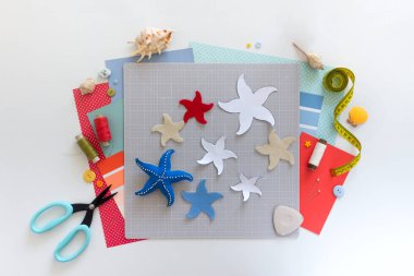 DIY talimatı. Adım adım özel ders. Yaz dekoru yapmak - keçeden yapılmış deniz yıldızlarından yapılmış halat çelengi. El aletleri ve malzemeler. Adım 2