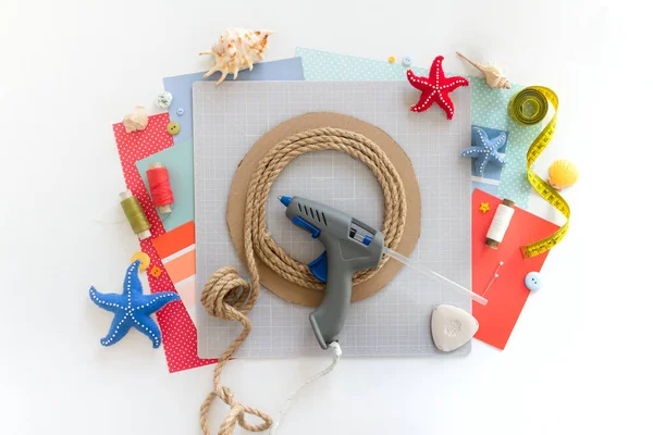 DIY instruction. Step by step tutorial. Making Summer decor - wreath of rope with sea stars made of felt. Craft tools and supplies. Step 5 — Stock Photo, Image