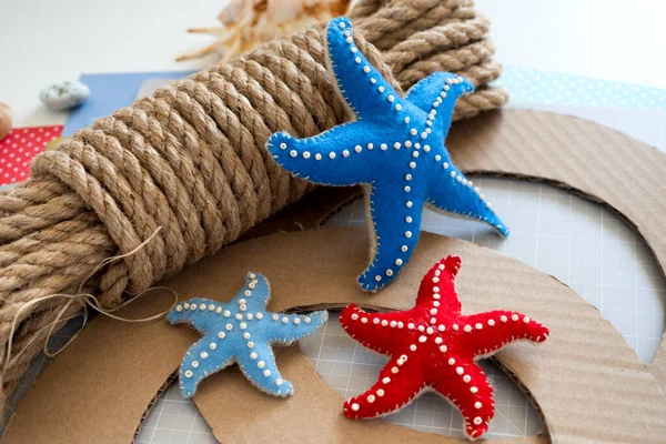 Instrução DIY. Tutorial passo a passo. Fazendo decoração de verão - grinalda de corda com estrelas do mar feitas de feltro. Ferramentas e suprimentos para artesanato — Fotografia de Stock