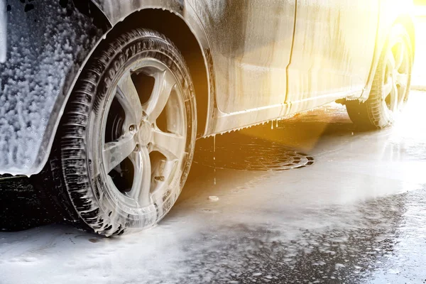 Πλύσιμο αυτοκινήτου. Καθαρισμός αυτοκινήτου χρησιμοποιώντας νερό υψηλής πίεσης. Απρόσκοπτη αυτο-service πλύσιμο αυτοκινήτων. Αντίληψη απολύμανση και αντισηπτικό καθαρισμό του οχήματος. Ρωσία, Rostov-on-Don 06.12.2020 — Φωτογραφία Αρχείου