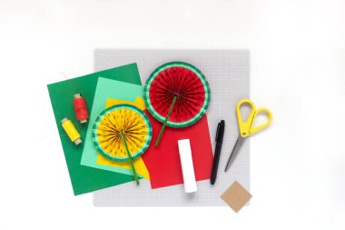 DIY talimatı. Adım adım özel ders. Yaz doğum günü partisi için dekorasyon yapıyorum. Kırmızı ve sarı karpuz fanı. El aletleri ve malzemeler. Adım 1