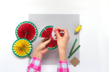 DIY talimatı. Adım adım özel ders. Yaz doğum günü partisi için dekorasyon yapıyorum. Kırmızı ve sarı karpuz fanı. El aletleri ve malzemeler. Altıncı adım