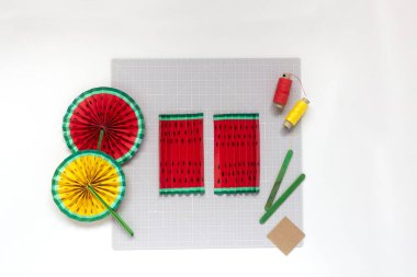 DIY talimatı. Adım adım özel ders. Yaz doğum günü partisi için dekorasyon yapıyorum. Kırmızı ve sarı karpuz fanı. El aletleri ve malzemeler. Beşinci adım.