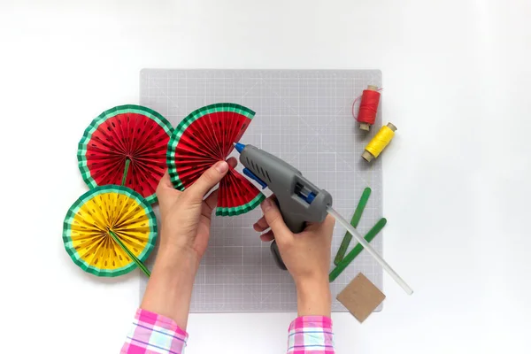 DIY instructie. Stap voor stap handleiding. Het maken van decor voor de zomer verjaardagsfeest - rode en gele watermeloen ventilator. Ambachtelijk gereedschap en benodigdheden. Stap 7 — Stockfoto