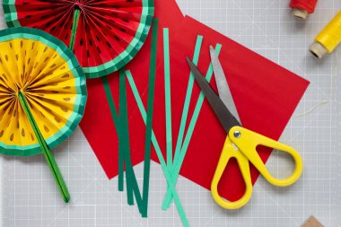 DIY talimatı. Adım adım özel ders. Yaz doğum günü partisi için dekorasyon yapıyorum. Kırmızı ve sarı karpuz fanı. El aletleri ve malzemeler. Adım 2