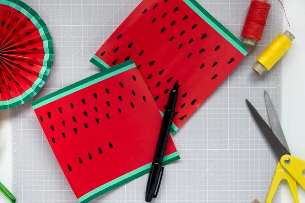 DIY instructie. Stap voor stap handleiding. Het maken van decor voor de zomer verjaardagsfeest - rode en gele watermeloen ventilator. Ambachtelijk gereedschap en benodigdheden. Stap 4 — Stockfoto