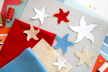 DIY talimatı. Adım adım özel ders. Yaz dekoru yapmak - keçeden yapılmış deniz yıldızlarından yapılmış halat çelengi. El aletleri ve malzemeler. Adım 2