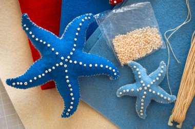 DIY talimatı. Adım adım özel ders. Yaz dekoru yapmak - keçeden yapılmış deniz yıldızlarından yapılmış halat çelengi. El aletleri ve malzemeler
