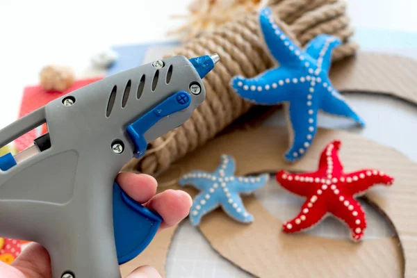 DIY instructie. Stap voor stap handleiding. Zomer decor maken - touw krans met zeesterren van vilt. Ambachtelijke gereedschappen en benodigdheden — Stockfoto