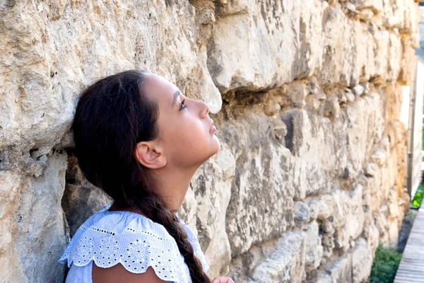 肖像画美しい日焼けした白人の女の子に対して古代の石の壁 — ストック写真