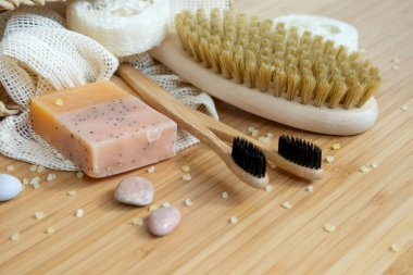 Sıfır atık, doğal organik banyo aletleri. Plastiksiz hayat yok. Ekolojik cilt bakımı, vücut tedavisi konsepti. Bilinçli Minimalizm Vegan Yaşam Tarzı. Yeniden Kullan Geri Dönüşümü Azalt