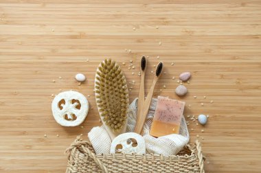 Sıfır atık, doğal organik banyo aletleri. Plastiksiz hayat yok. Ekolojik cilt bakımı, vücut tedavisi konsepti. Bilinçli Minimalizm Vegan Yaşam Tarzı. Yeniden Kullan Geri Dönüşümü Azalt