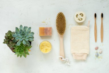 Sıfır atık, doğal organik banyo aletleri. Plastiksiz hayat yok. Ekolojik cilt bakımı, vücut tedavisi konsepti. Bilinçli Minimalizm Vegan Yaşam Tarzı. Yeniden Kullan Geri Dönüşümü Azalt