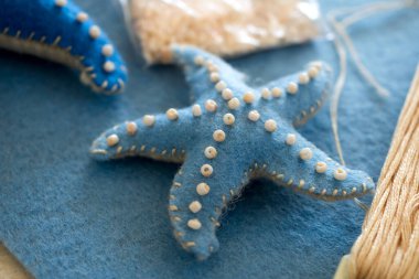 DIY talimatı. Adım adım özel ders. Yaz dekoru yapmak - keçeden yapılmış deniz yıldızlarından yapılmış halat çelengi. El aletleri ve malzemeler