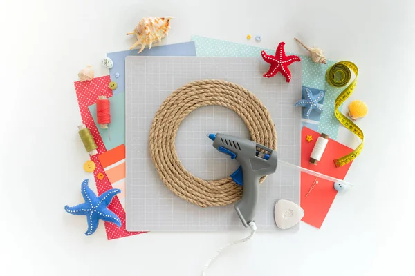 DIY instruction. Step by step tutorial. Making Summer decor - wreath of rope with sea stars made of felt. Craft tools and supplies. Step 5 — Stock Photo, Image