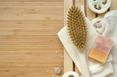 Sıfır atık, doğal organik banyo aletleri. Plastiksiz hayat yok. Ekolojik cilt bakımı, vücut tedavisi konsepti. Bilinçli Minimalizm Vegan Yaşam Tarzı. Yeniden Kullan Geri Dönüşümü Azalt