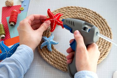 DIY talimatı. Adım adım özel ders. Yaz dekoru yapmak - keçeden yapılmış deniz yıldızlarından yapılmış halat çelengi. El aletleri ve malzemeler. Altıncı adım.